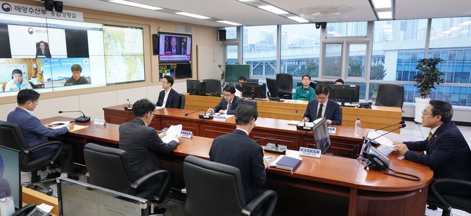 강도형 해수부 장관이 지난 6일 국내·외 해양수산 격오지 근무자들과 전화 통화를 통해 을사년 새해 인사를 전하고 있다. ⓒ 해양수산부