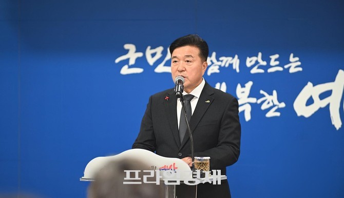 최재구 예산군수가 지난 6일 군청 대회의실에서 열린 신년 언론인 간담회에서 2025년도 군정 운영 방향과 주요 계획을 발표했다. ⓒ 프라임경제
