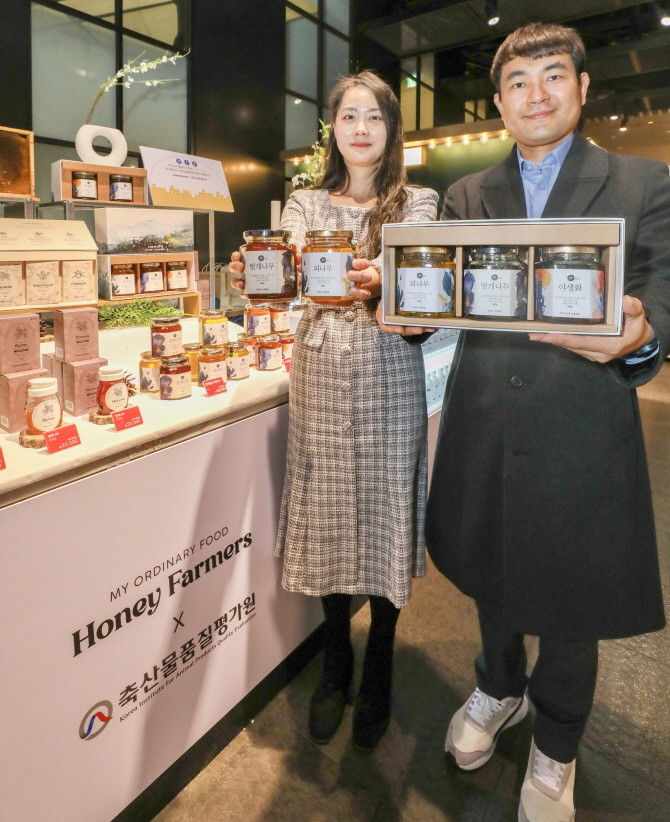 오는 9일까지 진행되는 현대백화점 판교점 '허니파머스' 팝업스토어에서 농림축산식품부 관계자들이 1+등급 꿀 상품을 소개하고 있다. © 현대백화점