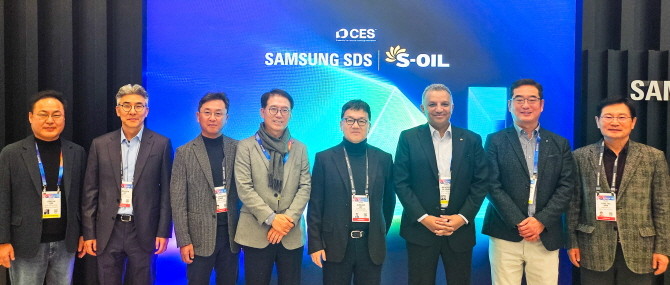 7일(현지시간) 미국 라스베이거스 CES 2025 행사장에서 안와르 알 히즈아지 에쓰오일 CEO(왼쪽 세 번째)와 류열 사장(왼쪽 다섯 번째) 등 경영진이 삼성 SDS 전시장을 참관하고, 이 회사 이준희 대표(왼쪽 네 번째) 등 관계자들과 사진촬영을 하고 있다. ⓒ 에쓰오일