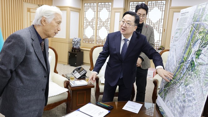 8일 대전시청에서 한국 현대 조각계의 거장이자 대전 출신인 최종태 작가와 작품 기증 협약을 체결했다. ⓒ 대전시