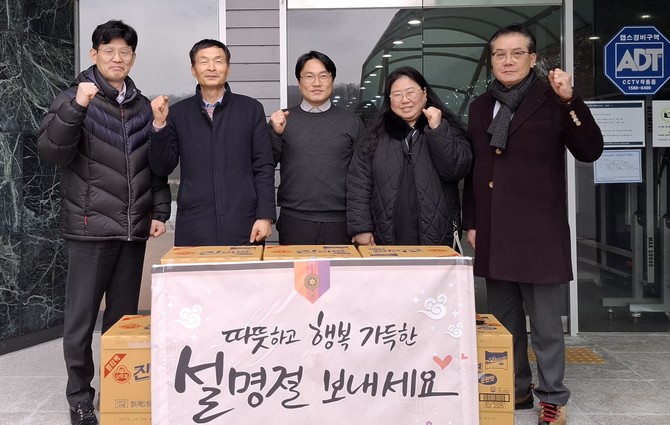 충북도의회 운영위는 설 명절을 앞둔 8일 옥천군에 위치한 사회복지시설 '부활원'을 방문해 위문품을 전달 후 기념촬영을 하고 있다. ⓒ 의회사무국