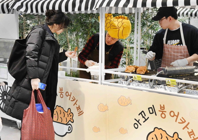홈플러스 메가 푸드 마켓 라이브 강서점의 팝업스토어 ‘아꼬미 붕어빵’에서 소비자들이 상품을 구매하기 위해 줄을 서있다. © 홈플러스
