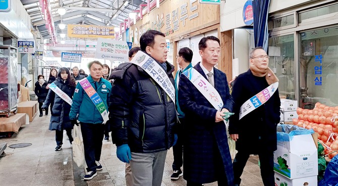 장진원 부시장을 비롯해 보령소방서, 의용소방대 등 70여 명이 참여해 화재 취약시설을 점검하고 화재 예방 안전수칙을 적극 홍보하고 있다. ⓒ 보령시