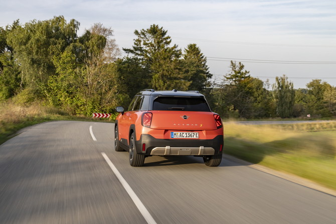 뉴 MINI 에이스맨은 뉴 MINI 쿠퍼와 뉴 MINI 컨트리맨 사이에 위치하는 순수 전기 콤팩트 SUV다. ⓒ MINI 코리아