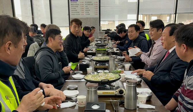 최민호 세종시장은 설 명절을 앞둔 지난 13일 조치원의 한 식당에서 시 환경관리원 전원을 초청해 현장 근로자들의 노고를 격려하고 덕담을 나눴다. ⓒ 세종시