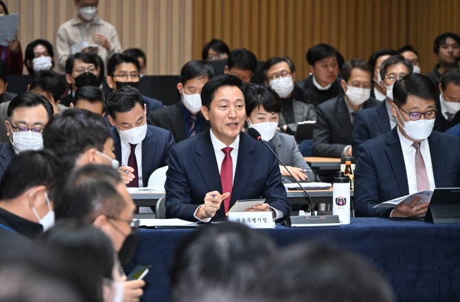 '규제 풀어 민생 살리기 대토론회'에 참석한 오세훈 서울시장이 시민의 의견에 답변을 하고 있다. © 서울시