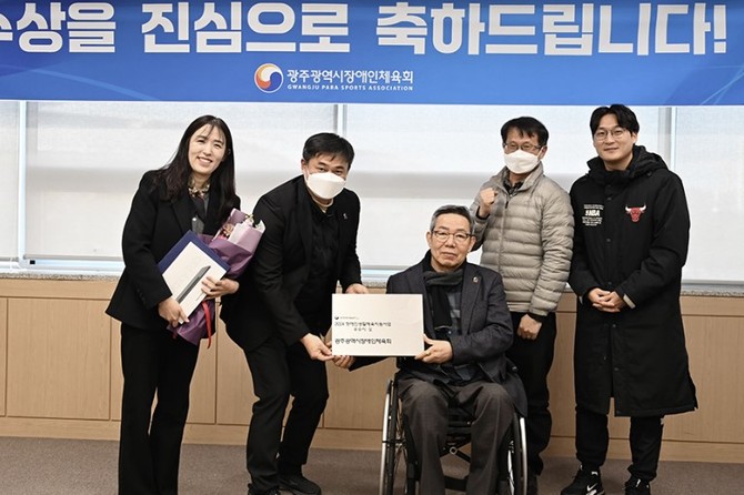 광주시장애인체육회 한상득 수석부회장(가운데)과 직원들. ⓒ 광주시장애인체육회
