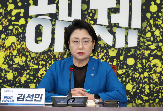 지난해 12월29일 김선민 조국혁신당 대표 권한대행이 국회에서 열린 기자간담회를 통해 전남 무안 공항 항공지 활주로 이탈 사고에 대해 발언하고 있다. ⓒ 연합뉴스