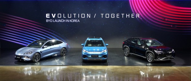 왼쪽부터 퍼포먼스 중형 전기 세단 BYD 씰(SEAL), 소형 전기 SUV BYD 아토 3(ATTO 3), 중형 전기SUV BYD 씨라이언 7(SEALION 7). ⓒ BYD코리아