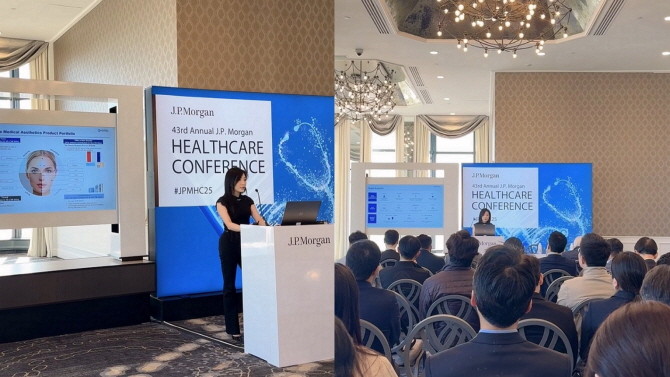 휴젤 에바 황(Eva Huang) CFO의 '2025 JP모건 헬스케어 콘퍼런스' APAC 트랙 발표 모습. © 휴젤