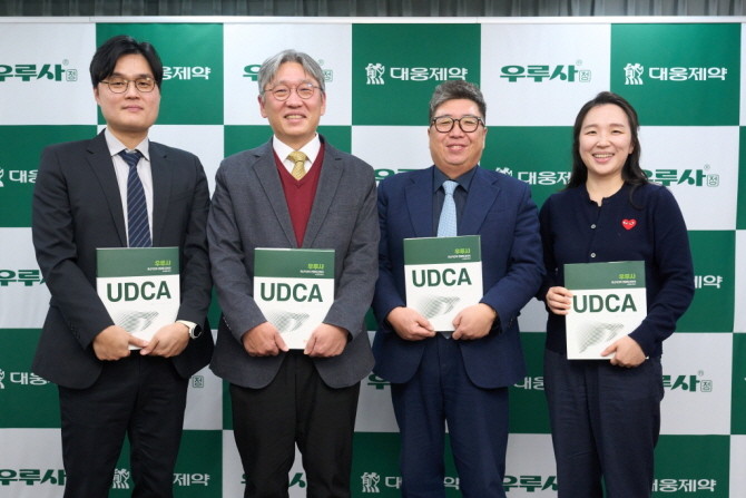 (왼쪽부터) 장동기 보라매병원 교수, 이상협 서울대병원 교수, 장재영 순천향대서울병원 교수, 장영 순천향대서울병원 교수가 심포지엄을 마친 뒤 기념 촬영을 하고 있다. © 대웅제약