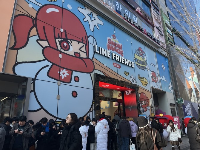17일부터 오는 25일까지 서울 서초구에 위치한 라인 프렌즈 강남 플래그십 스토어에서 진행되는 '던전앤파이터' 공식 팝업 행사 'SNOWMAGE in 강남'의 랩핑된 외관. =최민경 기자.
