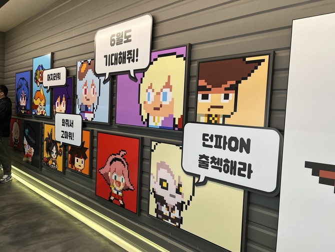 2층으로 올라오는 계단을 장식한 '파핑파핑 캐릭터'들. =최민경 기자