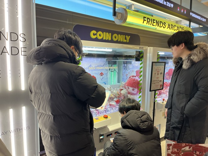 2층에 마련된 '크레인 게임'을 하고 있는 방문객들. =최민경 기자