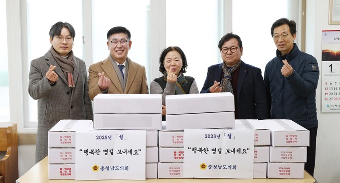 오인철 제2부의장이 지난 16일 꿈자람 지역아동센터 서로사랑지역아동센터을 방문해 위문품을 전달 후 기념촬영을 하고 있다. ⓒ 의회사무국