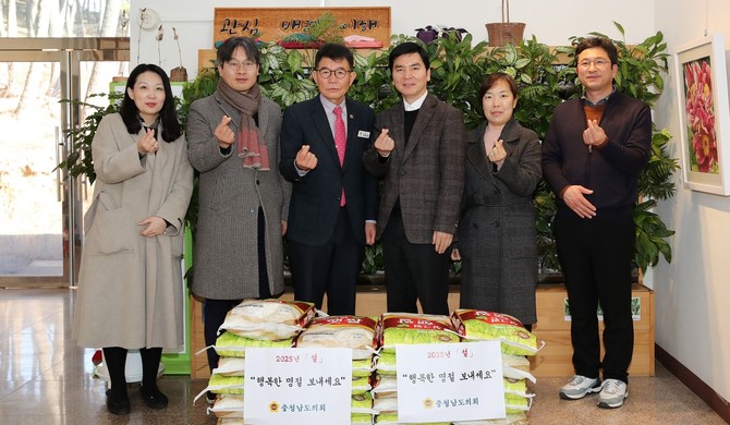 정광섭 제1부의장은 17일 태안 아이원중증장애인 거주시설을 방문해 시설 이용자들과 직원들을 격려하고 필요한 물품을 전달 후 기념촬영을 하고 있다. ⓒ 의회사무국