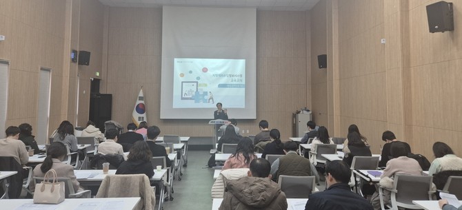 지난 16일 예산군 해봄센터 주민교육실에서 세외수입 업무 담당 공무원을 대상으로 역량 강화 직무교육을 개최하고 있다. ⓒ 예산군