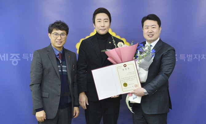 20일 의장실에서 국민건강보험공단 대전세종충청지역본부 김진성 부장 등 관계자들과 간담회를 개최 후 기념촬영을 하고 있다. ⓒ 의회사무국
