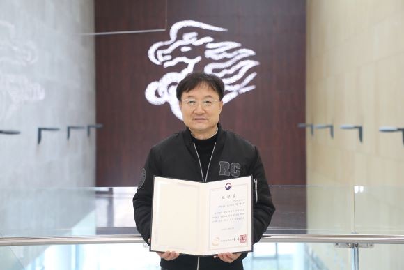 박만교 대외협력부총장이 표창장을 들고 기념사진을 촬영하고 있다. ⓒ 영남이공대학교