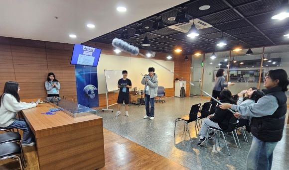 전남 해남 화원중학교 학생들이 21일 대구경북영어마을에서 방송국 영어 체험활동을 하는 모습. ⓒ 대구경북영어마을