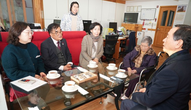 지난 21일 김 군수는 관내 사회복지시설 3곳(성도원, 금매복지원, 성일복지원)과 국가유공자 유족을 방문해 위문 활동을 하고 있다. ⓒ 서천군