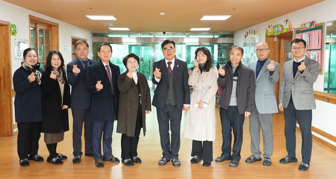 지난 21일 김기웅 군수는 관내 사회복지시설 3곳(성도원, 금매복지원, 성일복지원)과 국가유공자 유족을 방문해 위문 활동 후 기념촬영을 하고 있다. ⓒ 서천군