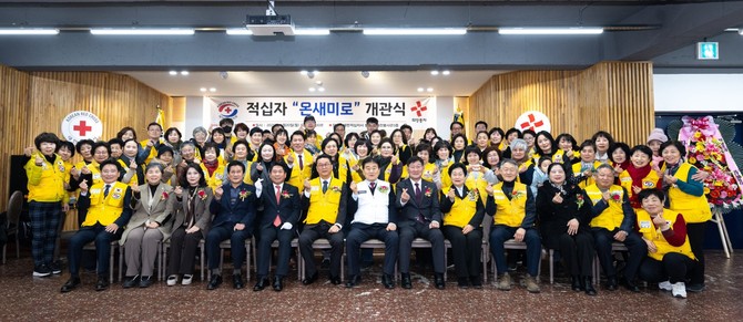 지난 20일 봉사관 교육장 '온새미로'의 개관식 개최 후 단체 기념촬영을 하고 있다. ⓒ 제천시