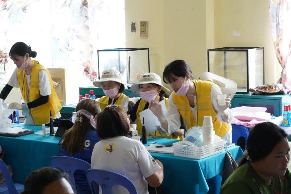 지난 12일부터 19일까지 필리핀 세부 서드텅건 초등학교에서 진행된 '2024년 WCC 글로컬 사회봉사 프로그램'에서 대구보건대 이영은 혁신지원사업단장과 치위생학과 2학년 재학생들이 치위생 분야 봉사활동을 하고 있다. ⓒ 대구보건대학교
