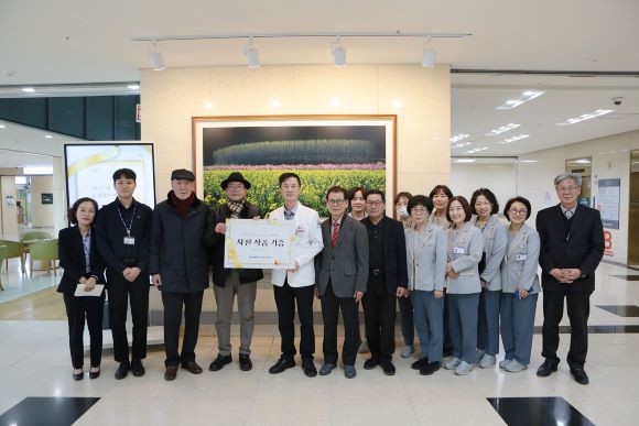 대구사진대전 초대작가인 강윤덕 작가의 작품 기증식 모습. 왼쪽에서 네 번째 강윤덕 작가, 다섯 번째 김종연 의료원장. ⓒ 영남대의료원