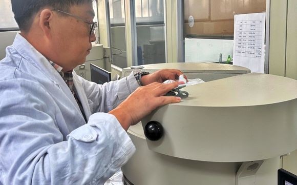 경주시 2024년도 4분기 지역 내 수산물과 정수장 식수에 대한 방사능 검사 모습. ⓒ 경주시
