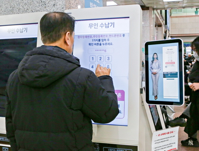 한림대학교 성심병원에 국내 의료기관으로는 처음 도입된 'AI휴먼 안내 키오스크. © 지오영