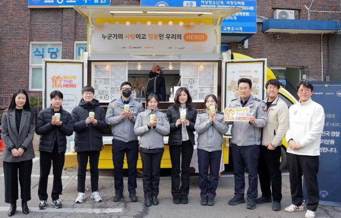 대웅제약은 ESG 캠페인 'SAVE THE HERO'의 일환으로 서울 용산경찰서를 방문해 100여 명의 경찰관에게 부정맥 예방을 위한 심전도 검사와 건강 음료차를 제공했다. © 대웅제약