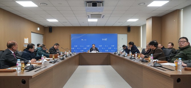 김기웅 군수가 지난 22일 군청 대외협력실에서 주재기자들과 신년 차담회를 열고 군정 주요 정책과 현안을 논의하고 있다. ⓒ 서천군