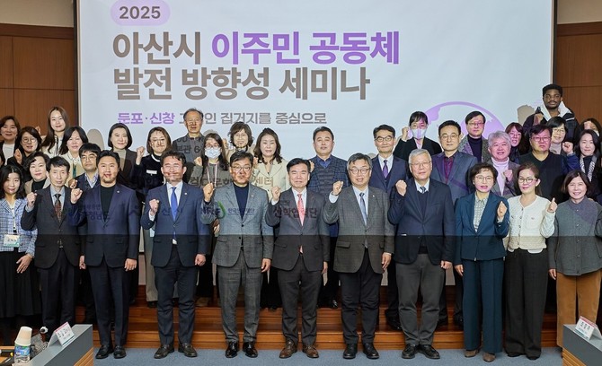 지난 22일 소상공인 대표와 관련 공무원들이 참석한 가운데 지역 상권 회복 및 상생 방안을 모색하기 위한 간담회를 개최 후 단체 기념촬영을 하고 있다. ⓒ 아산시