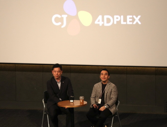 CGV용산아이파크몰 SCREENX관 론칭 행사에서 질의응답을 하고 있는 부강일 CJ 4DPLEX 콘텐츠사업담당(왼쪽)과 오윤동 CJ 4DPLEX Studio 담당. © CGV