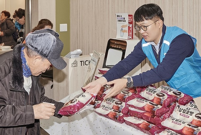 지난 22일 양재노인종합복지관에서 SPC삼립이 250명의 어르신들에게 자사 제품을 나눔했다. ⓒ SPC