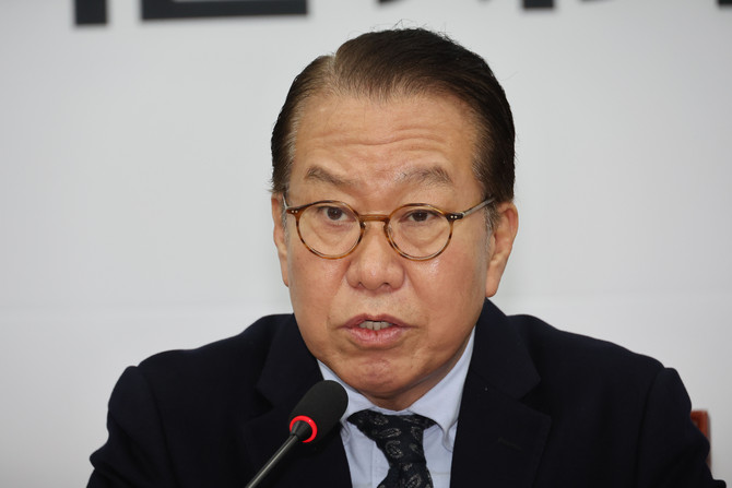 국민의힘이 더불어민주당의 여론조사 검증 및 제도개선특위 구성과 한국사 강사 전한길 씨 고발을 '검열 계엄'으로 표현했다. ⓒ 연합뉴스