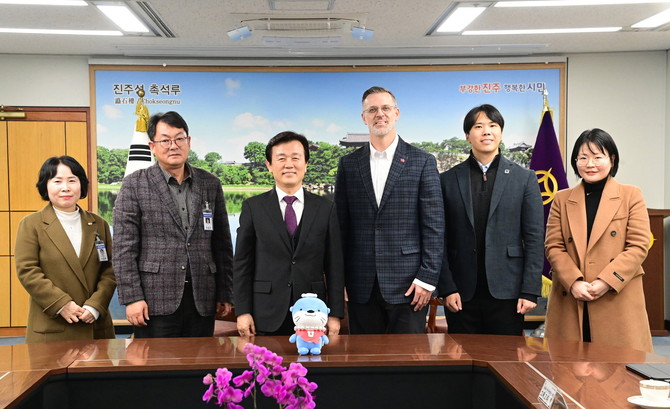 그레고리 힐 유타대 아시아캠퍼스 대표가 K-기업가정신 수도 진주를 찾고 있다. ⓒ 진주시
