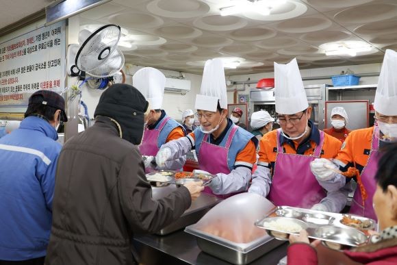 포항제철소 소장단, 정비사업회사 대표 등 20여명이 송도동과 해도동 무료급식소에서 설맞이 배식봉사를 실시했다. ⓒ 포스코