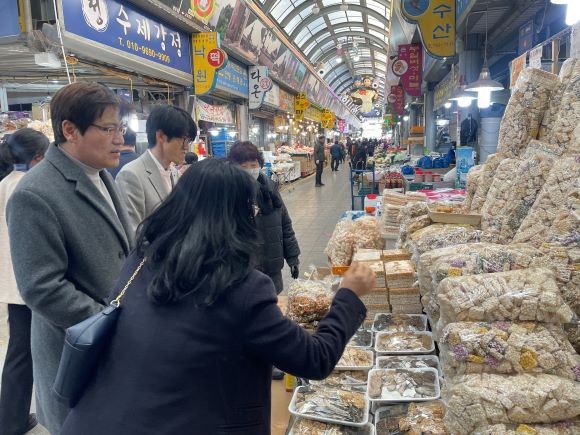 경주교육지원청은 지난 23일 경주 성동시장 일원에서 직원 30여 명과 함께 '전통시장 장보기' 행사를 실시했다. ⓒ 경주교육청