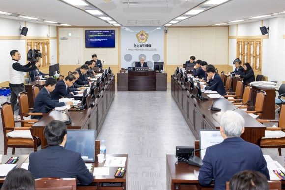 경북도의회의 김상동 인재평생교육재단 대표이사 후보자에 대한 인사청문회 모습. ⓒ 경북도의회