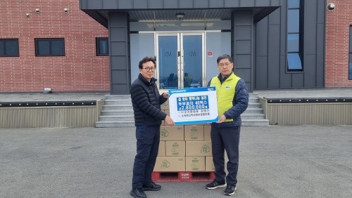 여수시 사회적기업 ㈜쿠키아(대표 김명신)가 소라면 지역사회보장협의체에 설맞이 두부과자 40상자(280만원 상당)를 기탁했다. ⓒ 여수시