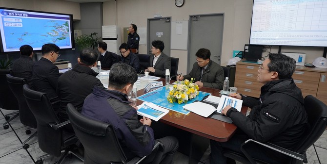 강도형 해양수산부 장관은 지난 23일 설 명절을 앞두고 목포항연안여객선터미널을 방문해 터미널 내 운항관리센터에서 설 연휴 특별교통대책을 보고받고 있다. ⓒ 해양수산부