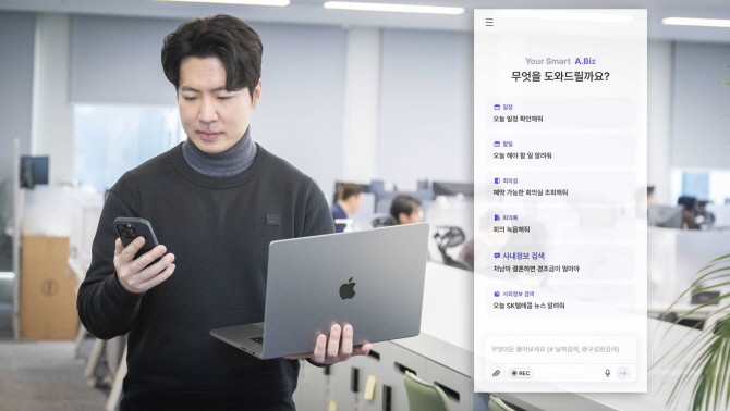 SK텔레콤이 업무용 AI 에이전트 '에이닷 비즈' 사내 비공개 베타 테스트를 시작했다. 사진은 SKT 구성원이 에이닷 비즈 화면을 보고 업무하는 모습. Ⓒ SKT