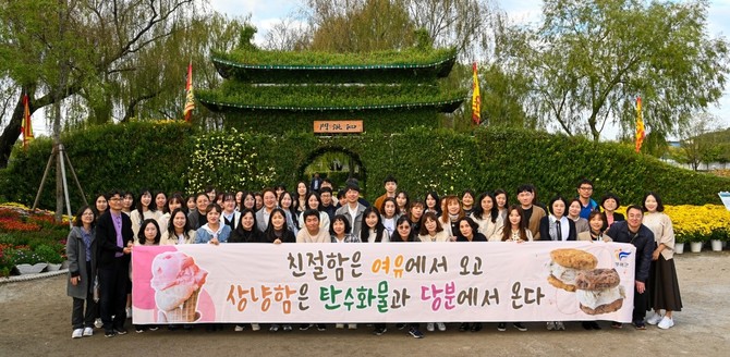 친절교육 수료 후 단체 기념촬영을 하고 있다. ⓒ 부여군