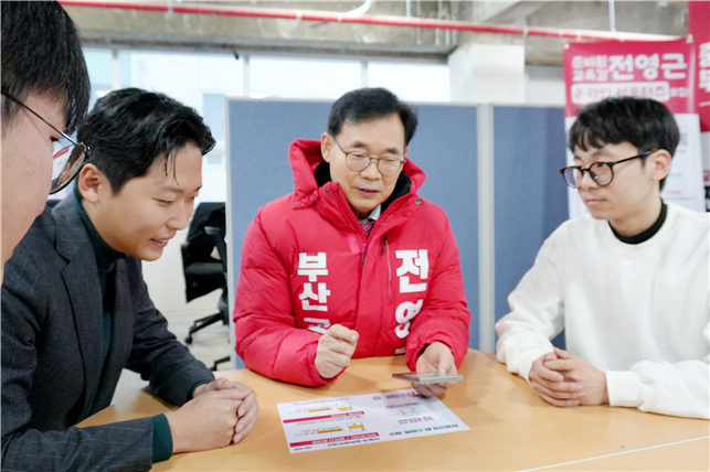 AI 스마트캠프 공약에 대해 설명 중인 전영근 예비후보. ⓒ 전영근 부산교육감 예비후보 캠프