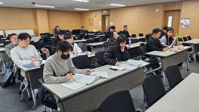 부가가치세법 시행령에 따른 인력공급업에 끼치는 영향과 그에 따른 대응 전략을 알기 위해 업계 관계자들이 세미나에 참석했다. =정관섭 기자