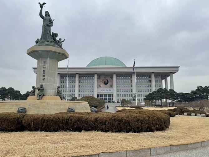 국회의사당과 평화와 번영의 상. = 김정후 기자