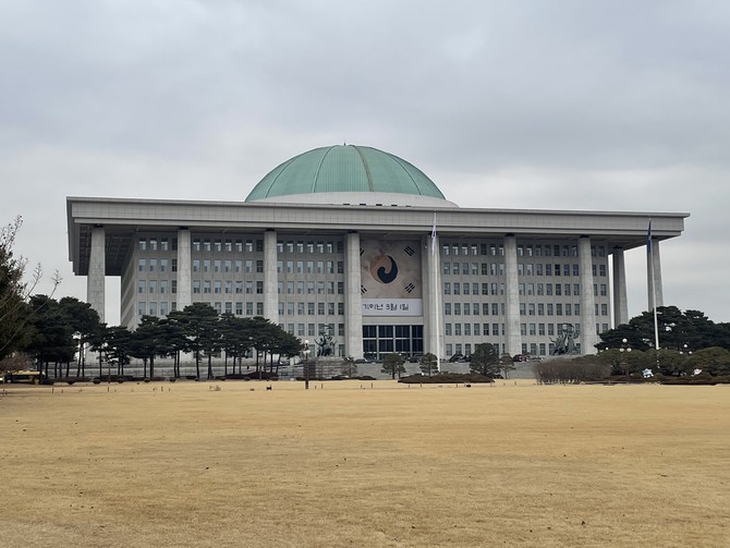 측면에서 바라본 국회의사당. = 김정후 기자